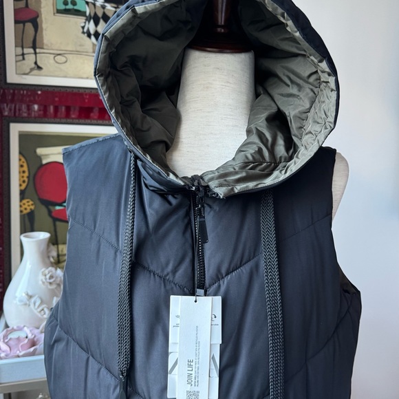 Zara double sided Black and green Hooded Puffer Vest - Picture 3 of 10